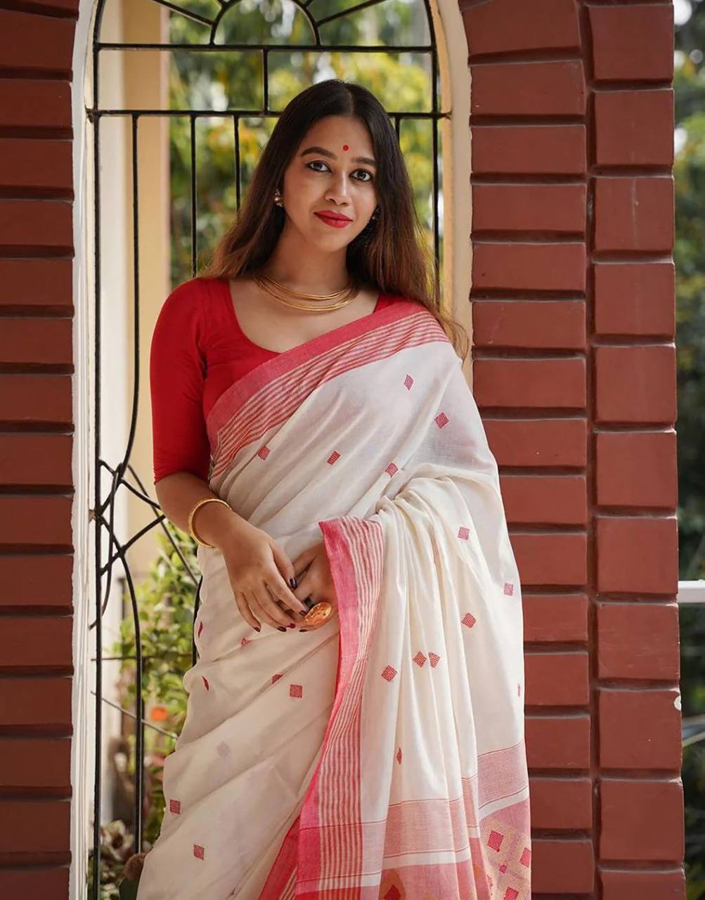 “Pure Cotton Handloom Saree in White and Red with Traditional Woven Motifs”