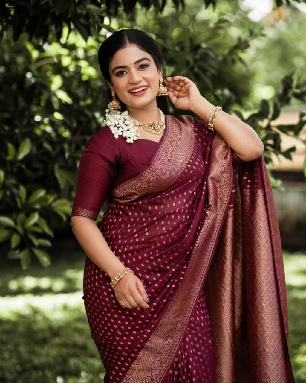 “Elegance Redefined in a Classic Maroon Saree Woven with Traditional Craftsmanship”