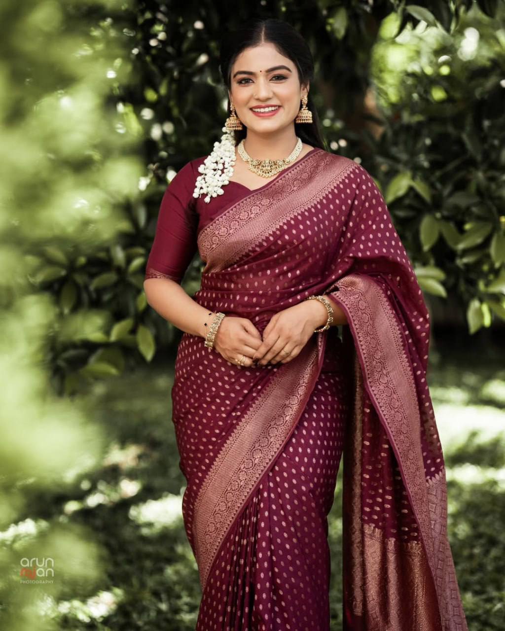“Elegance Redefined in a Classic Maroon Saree Woven with Traditional Craftsmanship”