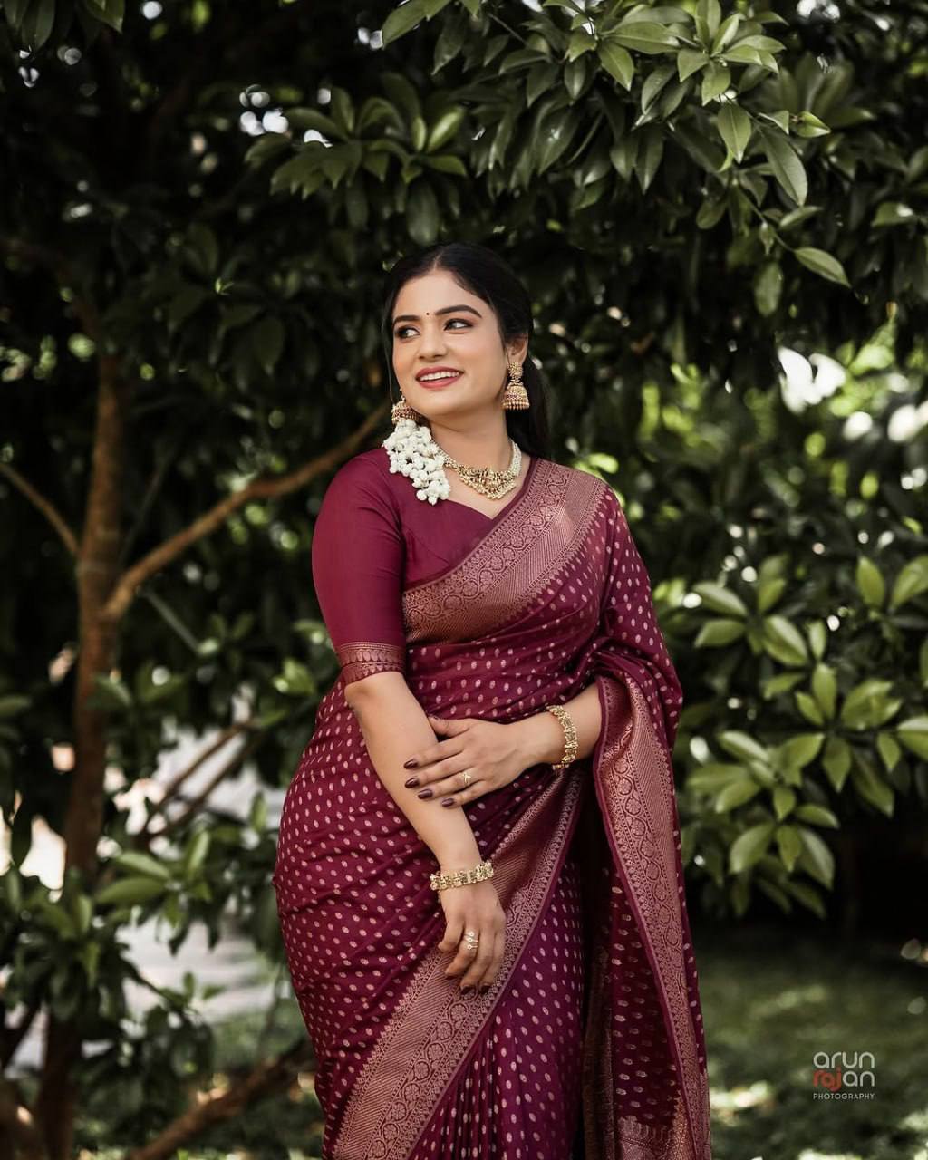 “Elegance Redefined in a Classic Maroon Saree Woven with Traditional Craftsmanship”